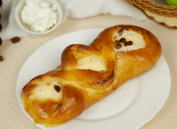 Булочка с творогом и изюмом