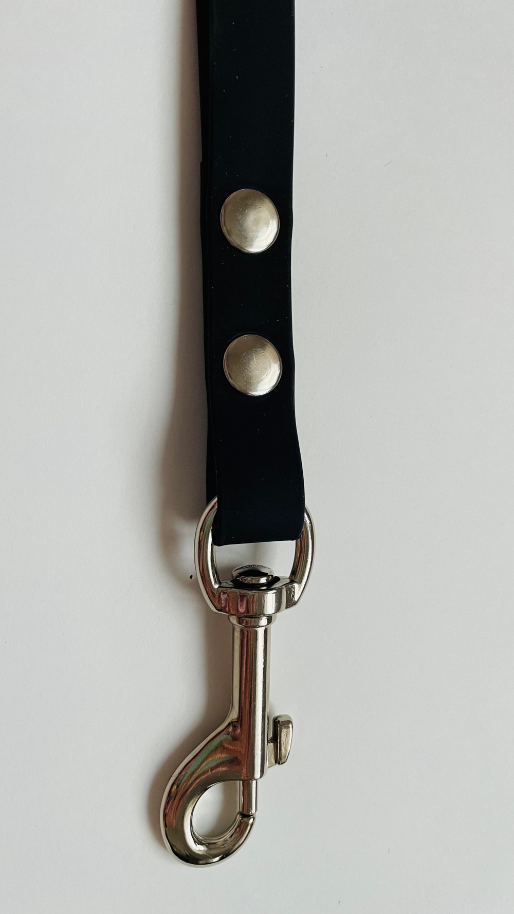 Водилка из биотана , 20 мм , 35 см. Карабин авиационный , черный.