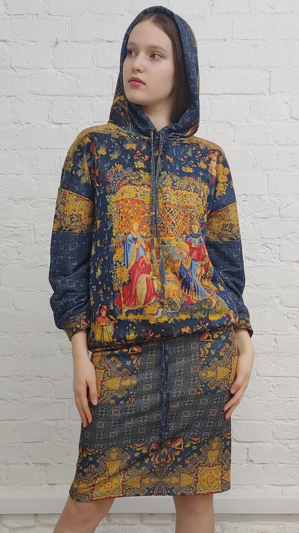 Комплект (худи и юбка) "Кормление птиц", по мотивам средневековой шпалеры 15 века