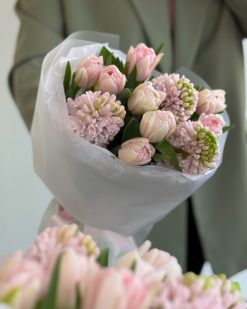 Весенний букет с ароматными гиацинтами и тюльпанами