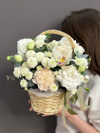 Корзина с цветами в белой гамме