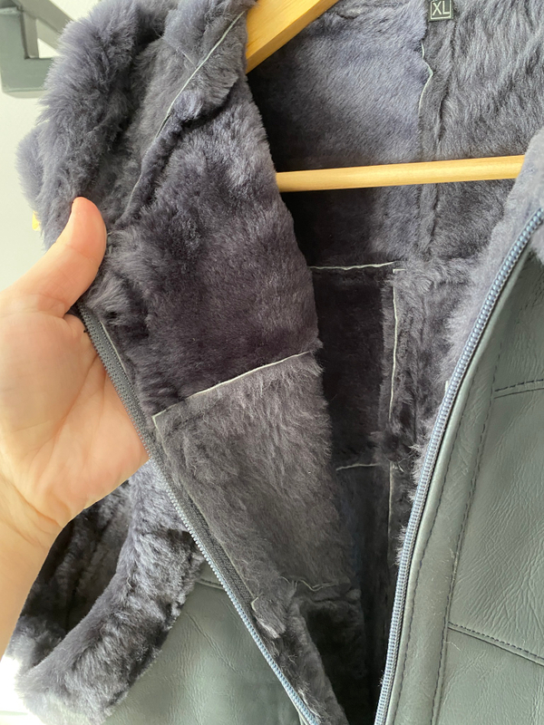 Жилет из натуральной овчины с капюшоном. 54-56 размер