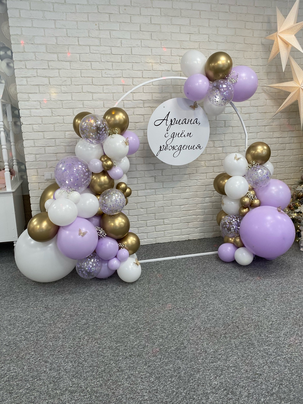 Фотозона на полукруглом каркасе