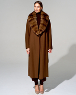 Пальто с меховой отделкой