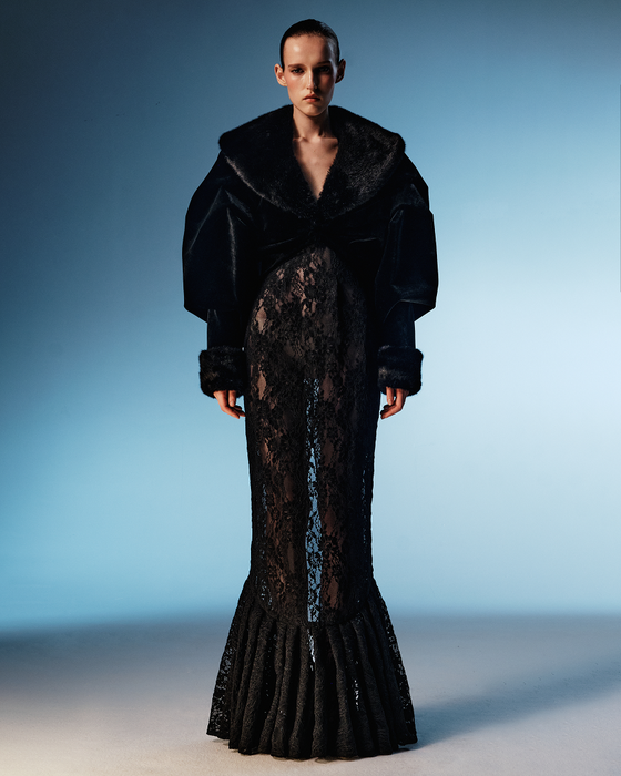 Укороченное пальто из бархата со вставками из искусственного меха