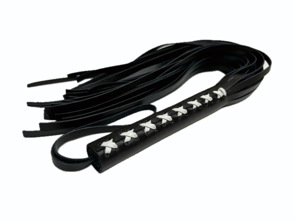 Кожаная плеть Sex Game с белым плетением на рукояти - 57 см. (Цвет: черный с белым)