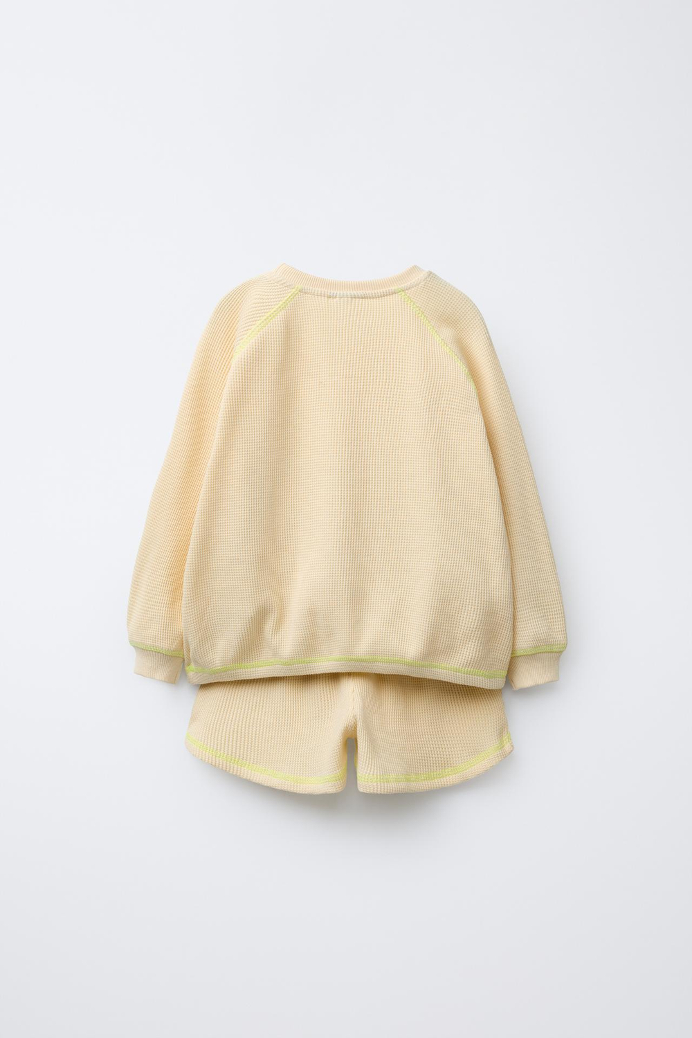 ZARA ТОЛСТОВКА С ВАФЕЛЬНЫМ УЗОРОМ И ШОРТАМИ С ДЕКОРАТИВНОЙ СТРОЧКОЙ, ВАНИЛЬНЫЙ