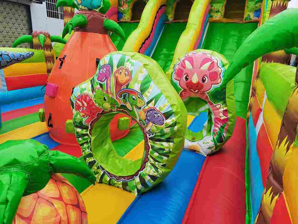 Коммерческий надувной батут "Хамелеон и динозавры" 12*6*6 м