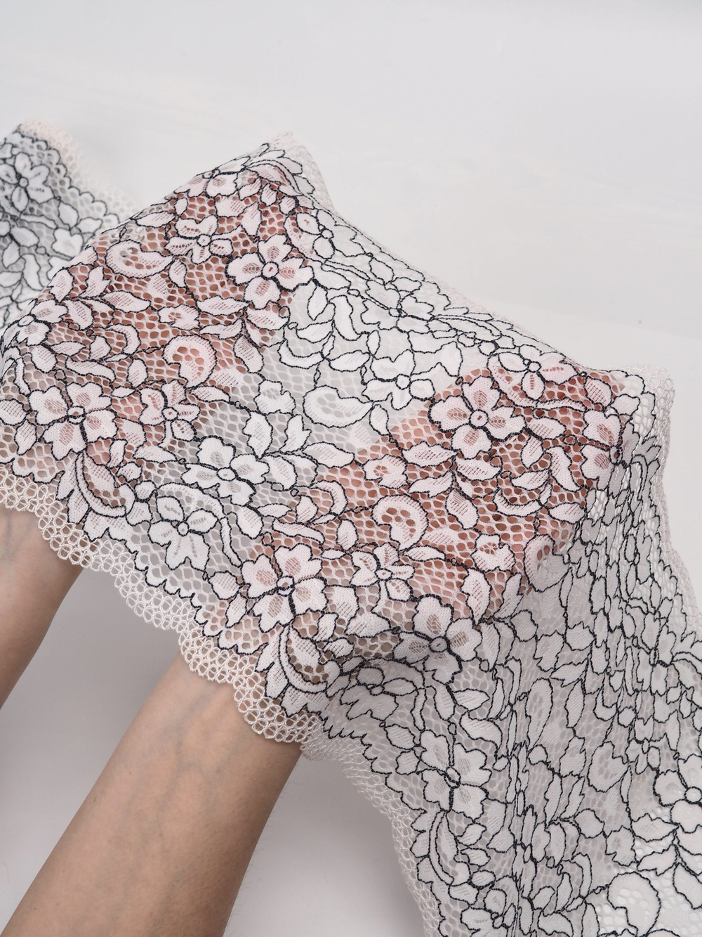 Эластичное кружево белое с черным ширина 21 см ОТРЕЗ 0,33 м