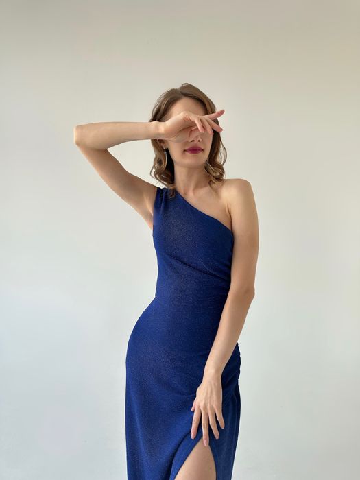 Нарядное трикотажное платье с разрезом на одно плечо (синий)