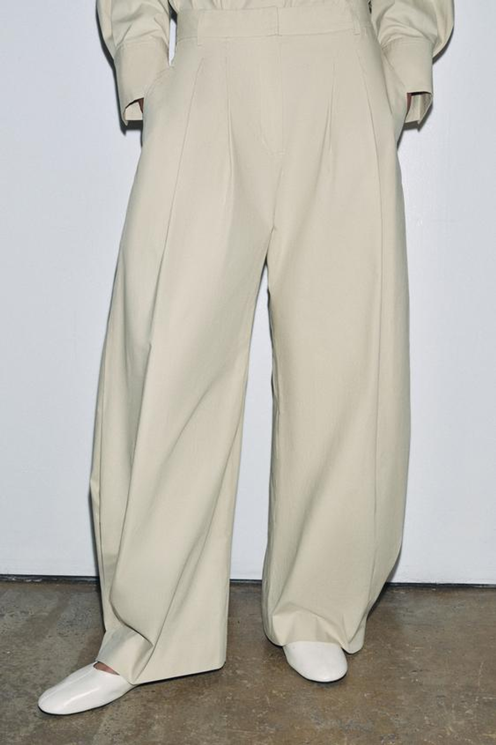 ZARA БРЮКИ С ЗАЩИПАМИ ZW LIMITED EDITION, СВЕТЛО-БЕЖЕВЫЙ