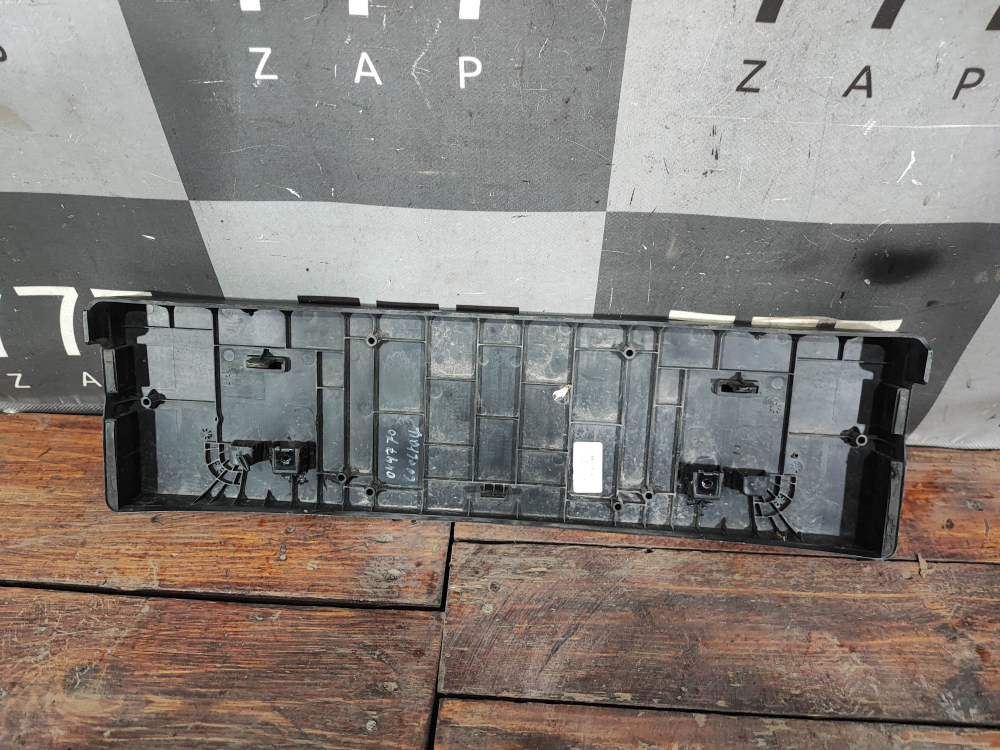 Накладка переднего бампера Площадка гос. номера Geely Coolray 19-нв Б/У Оригинал 8889631263