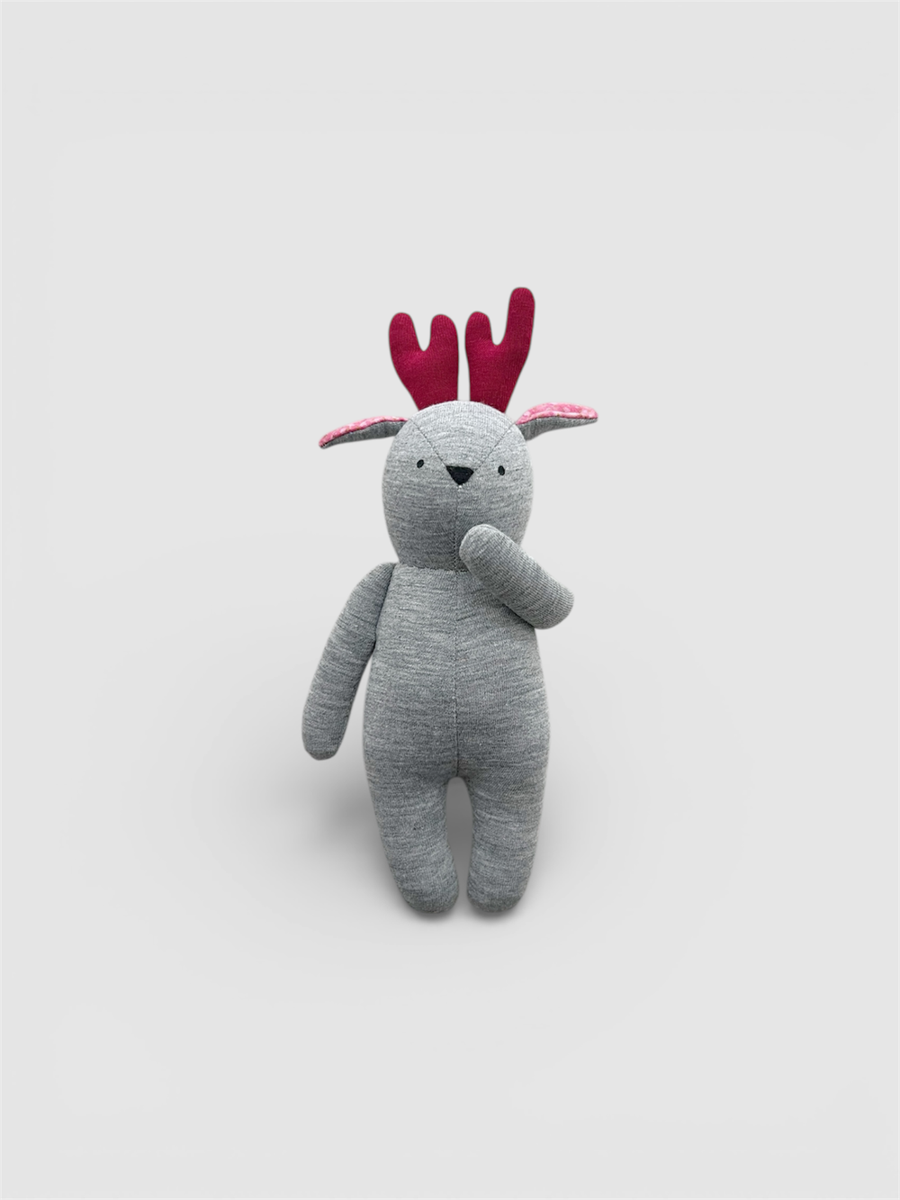 Лосик серого цвета с бордовыми рожками