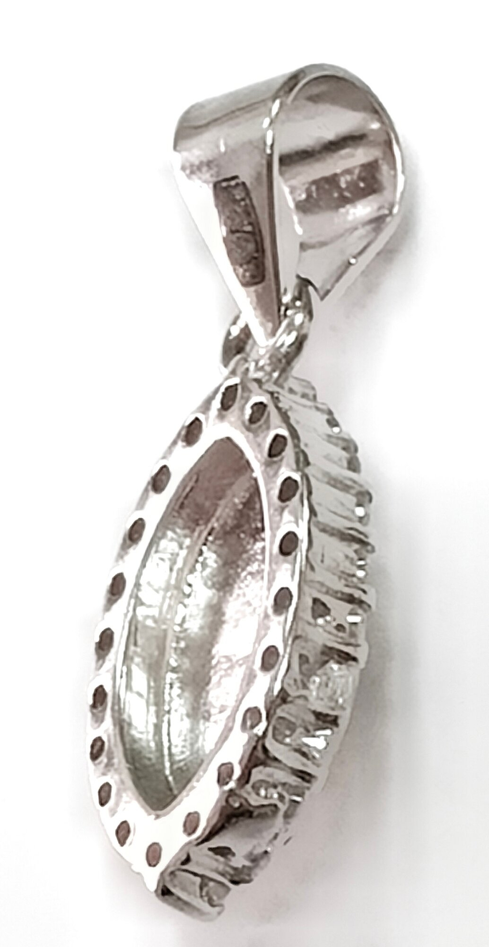 Ювелирная подвеска из серебра с опалом