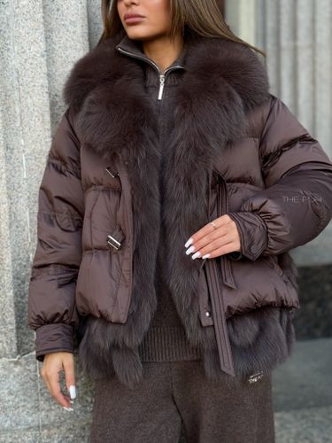 Короткий шоколадный пуховик с меховой отделкой