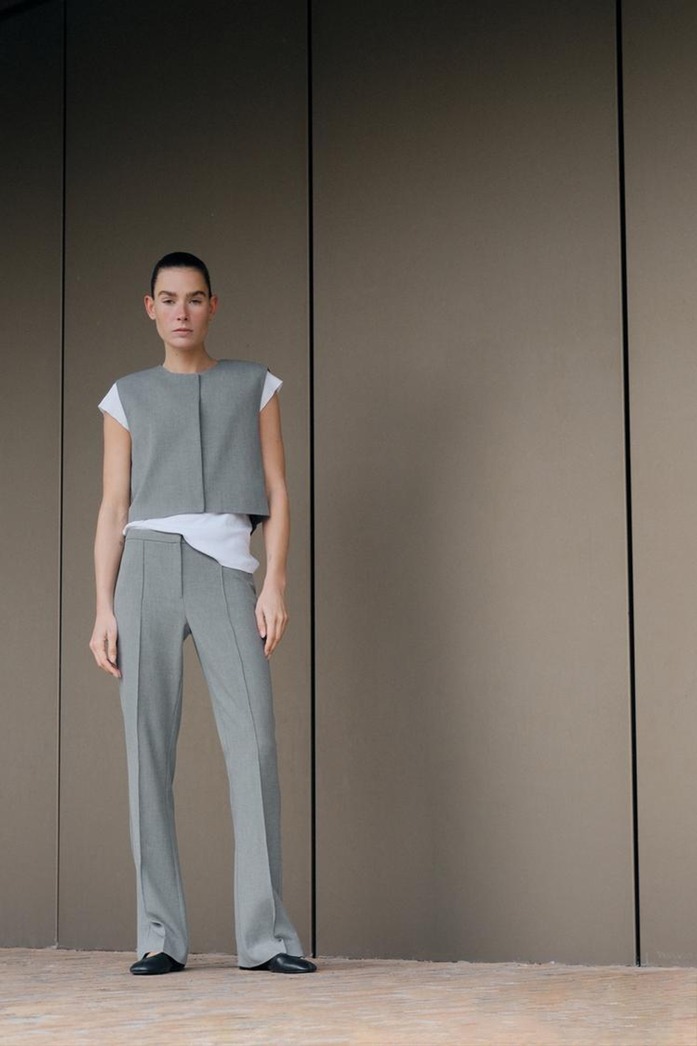 ZARA КОРОТКИЙ ЖИЛЕТ С ПОТАЙНЫМИ ПУГОВИЦАМИ, СЕРЫЙ