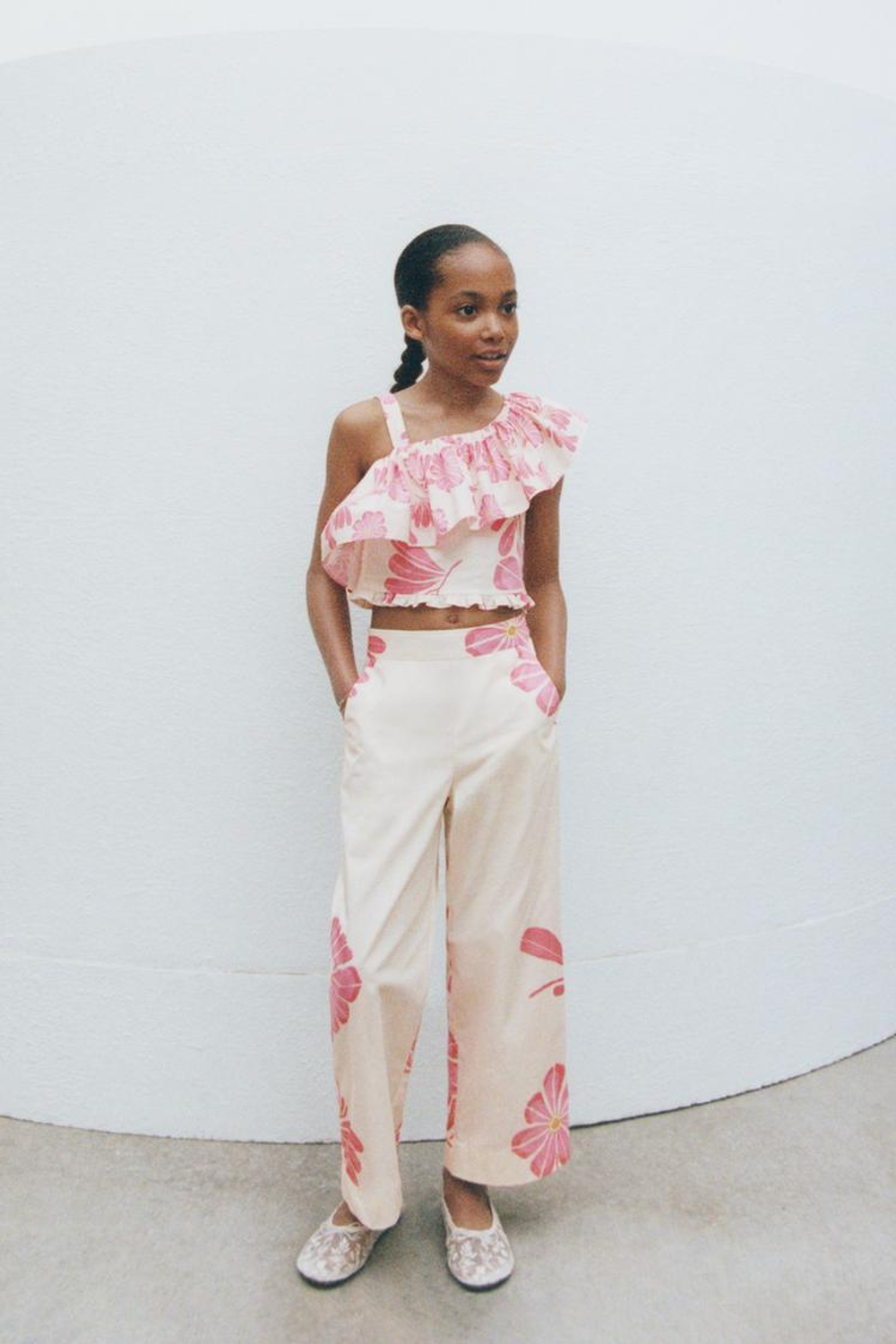 ZARA БРЮКИ ПРЯМОГО КРОЯ С ЦВЕТОЧНЫМ ПРИНТОМ, РОЗОВЫЙ