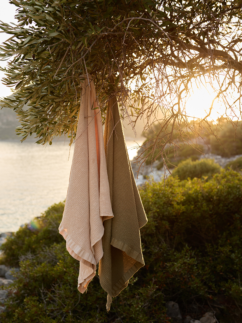 Полотенце банное из умягченной вафли цвета хаки из коллекции essential, 70x140 см