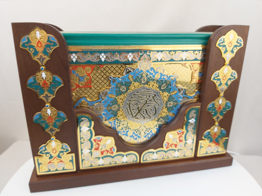 Коран. (Златоуст) на украшенной подставке