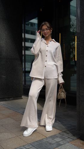 Трикотажный костюм с брюками в бежевом цвете