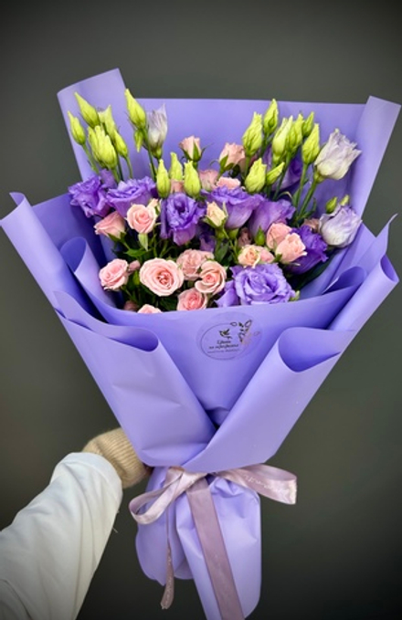 Букет из кустовых роз и эустомы