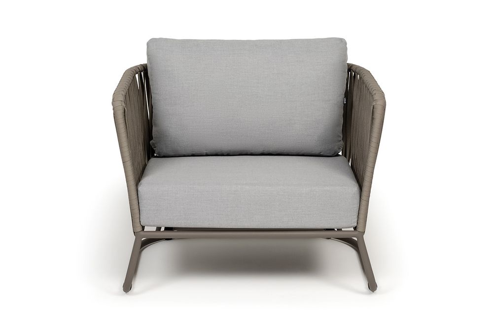 "Багамы" кресло плетеное из роупа, каркас алюминий бежево-серый (RAL7006) муар, роуп серо-коричневый 23мм, ткань светло-серая