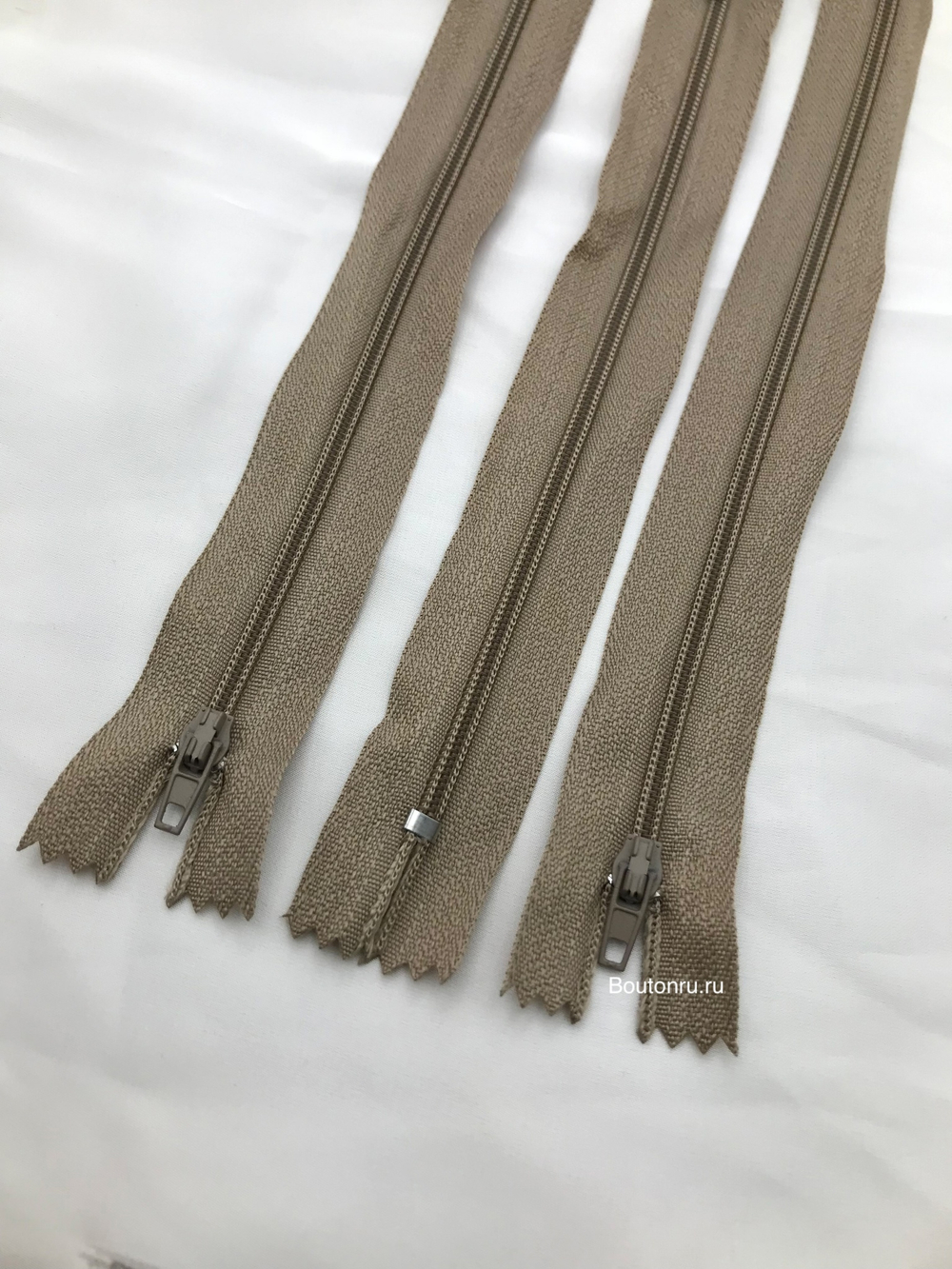 Молния бежево-серая