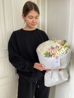 Белые хризантемы, пионовидные розы и другие цветы в оформлении