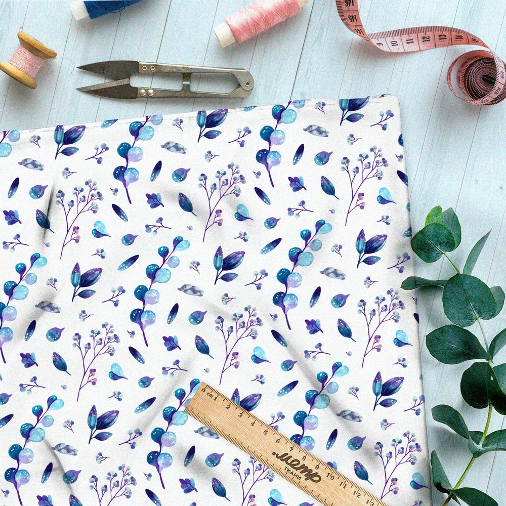 Ткань мембрана синия трава и тысячелетник на белом фоне