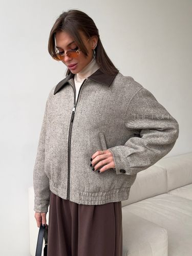 Бежевый женский бомбер из шерсти с воротником