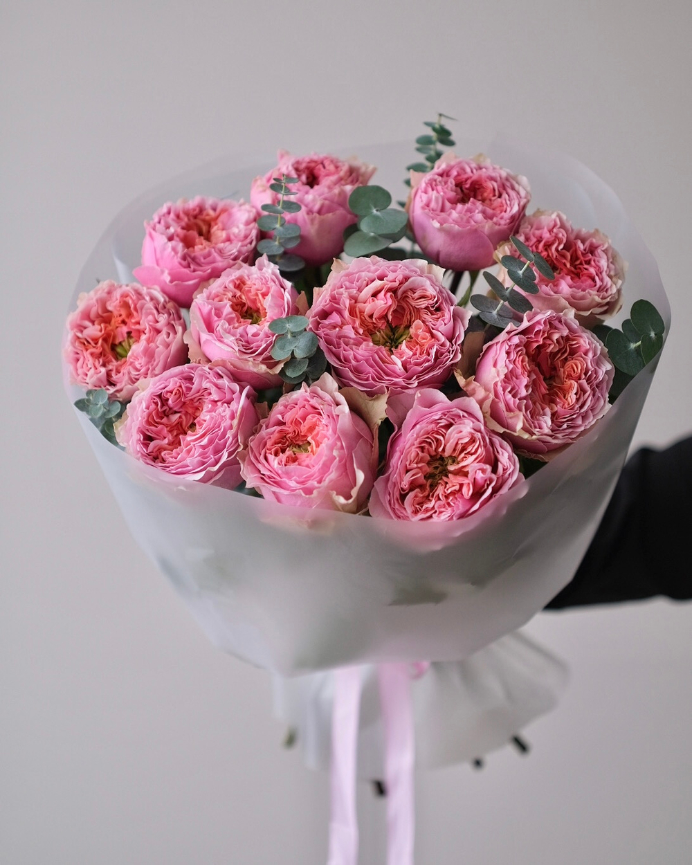 Монобукет из пионовидных роз Пинк Монстр с эвкалиптом