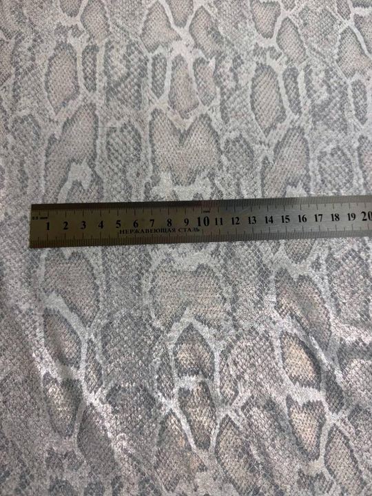 Плательная принт, рептилия с напылением белый/серебро BST3841