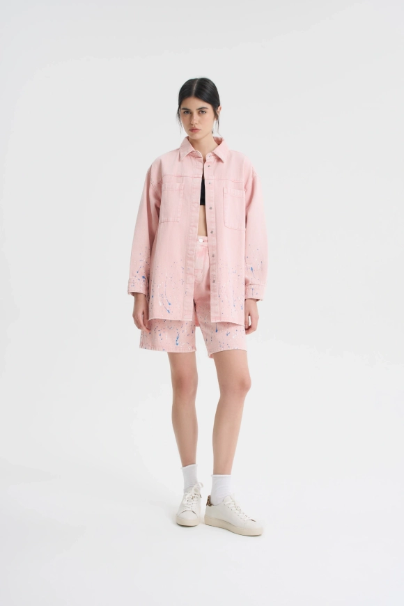 Джинсовая рубашка с принтом разбрызганной краски