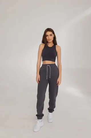 Короткая майка с фигурными вырезами графитового цвета