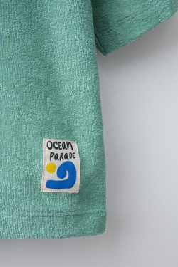 ZARA КОМПЛЕКТ ИЗ ФУТБОЛКИ-ПОЛО И ШОРТОВ ИЗ МАХРОВОЙ ТКАНИ С НАШИВКОЙ, ЦВЕТ МОРСКОЙ ВОЛНЫ