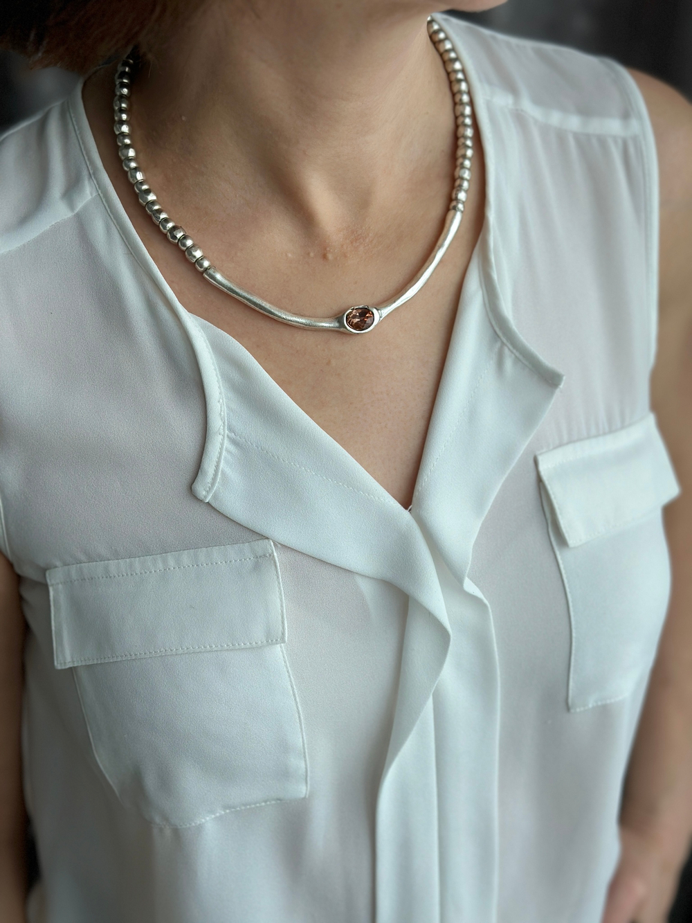 Колье из шариков и дуги с персиковым кристаллом, матовое серебро