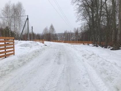 Снег на подъезде к северной части «Усадьбы Романово» убран