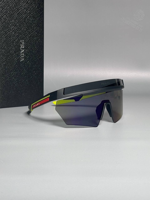 Солнечные очки Prada