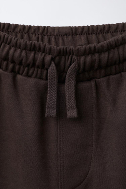 ZARA КОМПЛЕКТ ИЗ ФУТБОЛКИ И ШОРТОВ-БЕРМУДОВ ИЗ ТКАНИ ИНТЕРЛОК С НАДПИСЬЮ, ШОКОЛАДНЫЙ