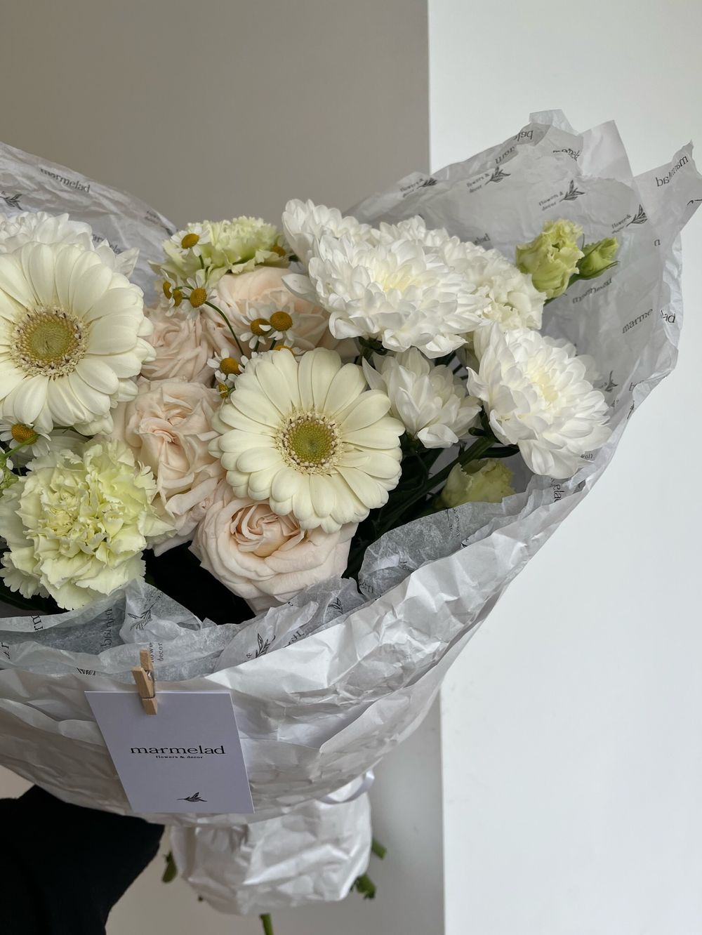 Сборный букет из хризантемы, герберы и кустовой пионовидной розы