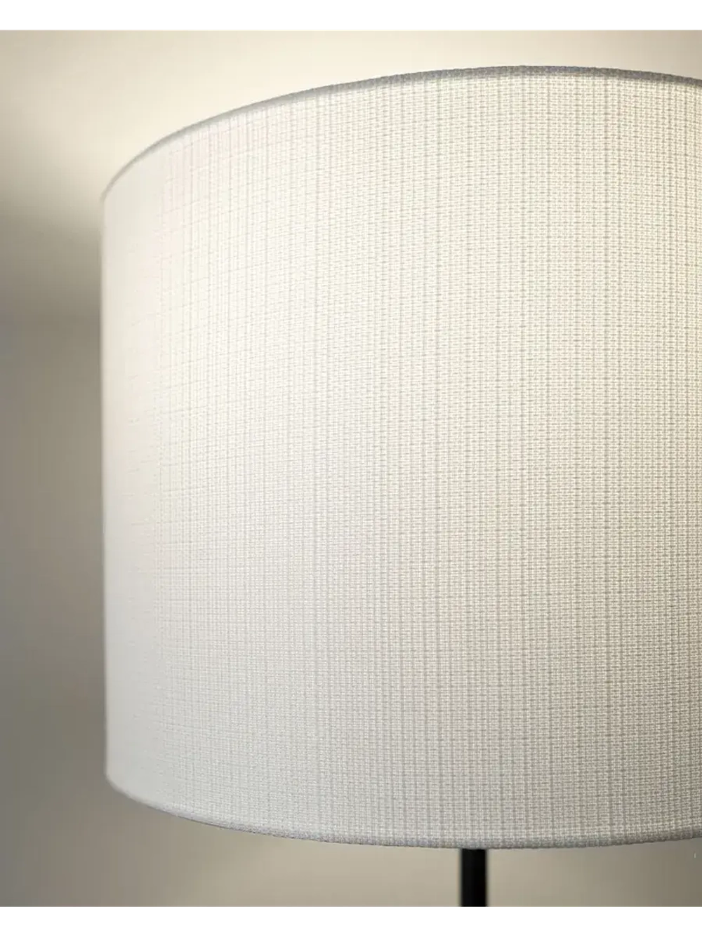 Торшер напольный с абажуром в гостиную современный