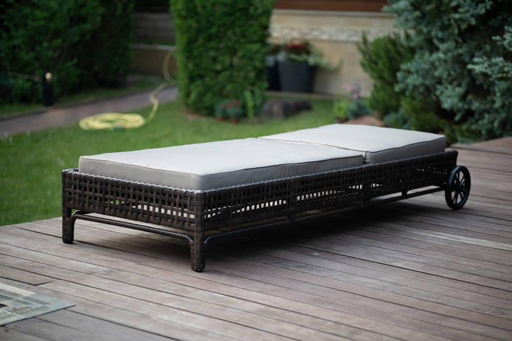 Шезлонг-лежак КОРСИКА (с подушкой) из искусственного ротанга .