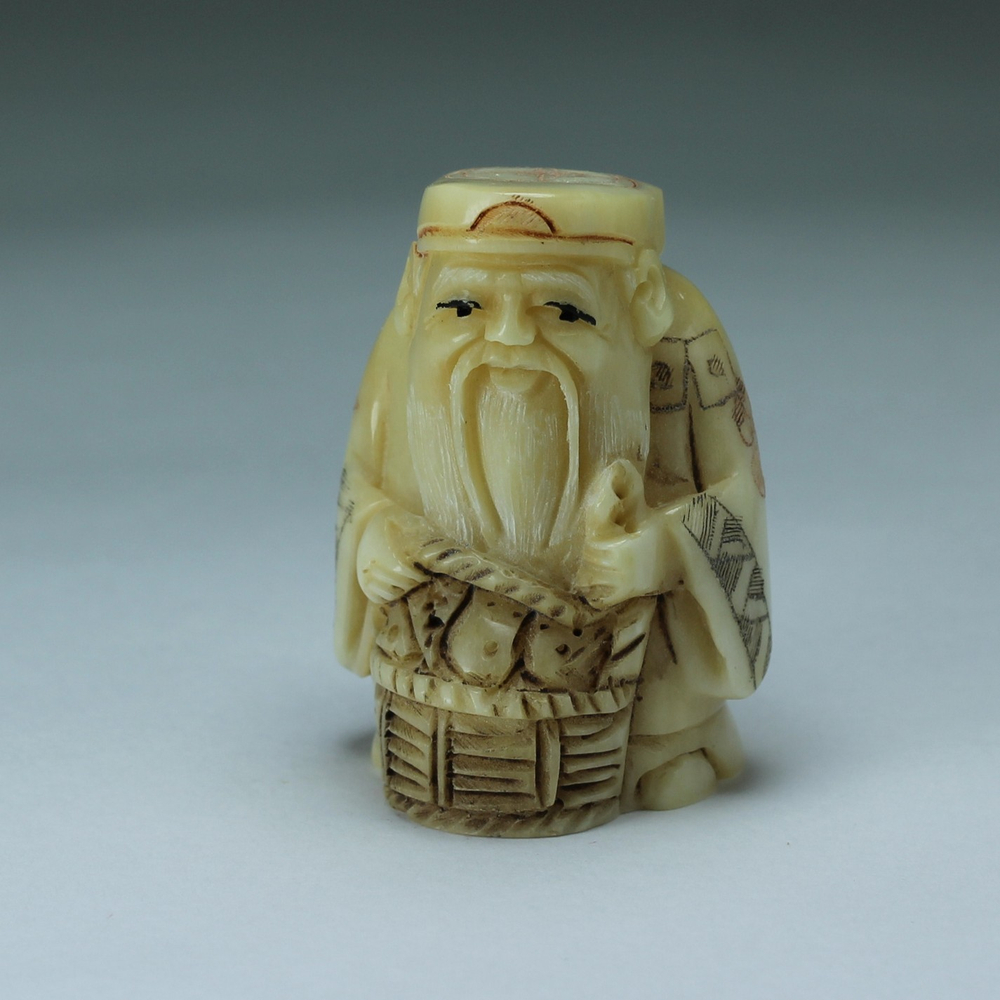 Нэцкэ Дзюродзин с корзиной рыбы