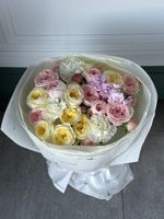 Букет сборный из кустовых пионовидных роз, диантусов и маттиолы