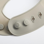 5385575 Нагрудник силиконовый, на кнопках, с карманом «Динозаврики», цвет серый