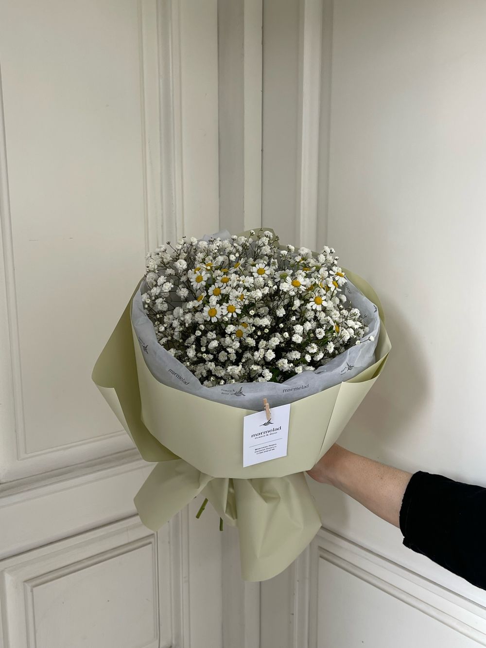 Авторский букет из ромашек и гипсофилы