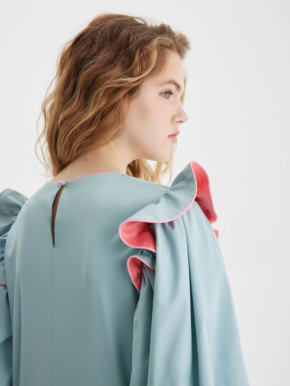 Платье с воланами цвета полыни