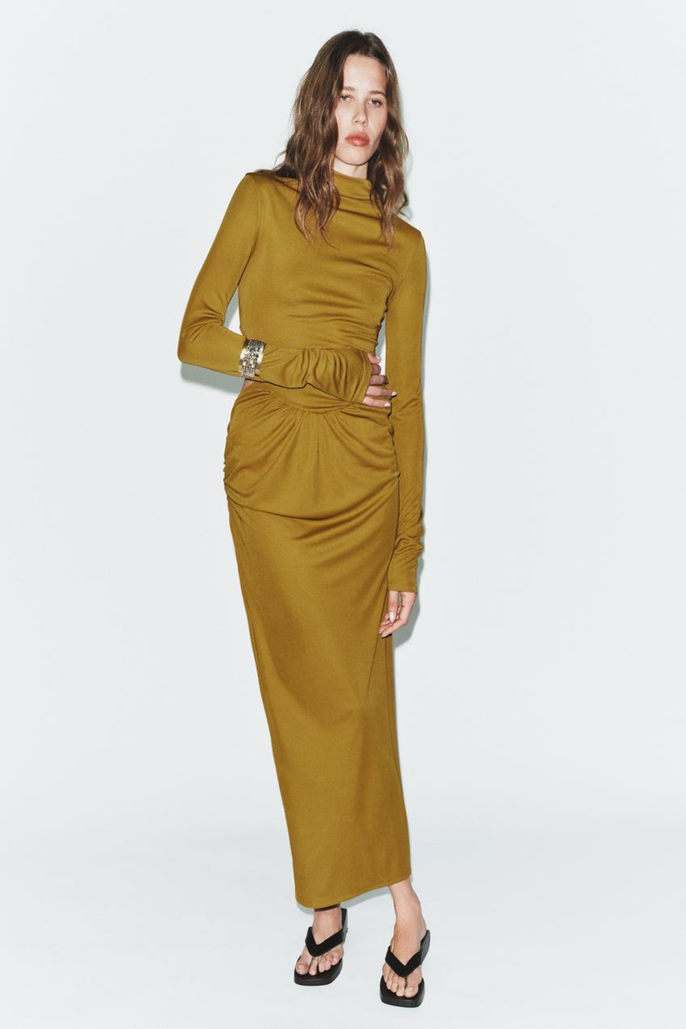ZARA СТРУЯЩЕЕСЯ ПЛАТЬЕ С ВЫРЕЗАМИ, ЦВЕТ ОЛИВКОВОГО МАСЛА