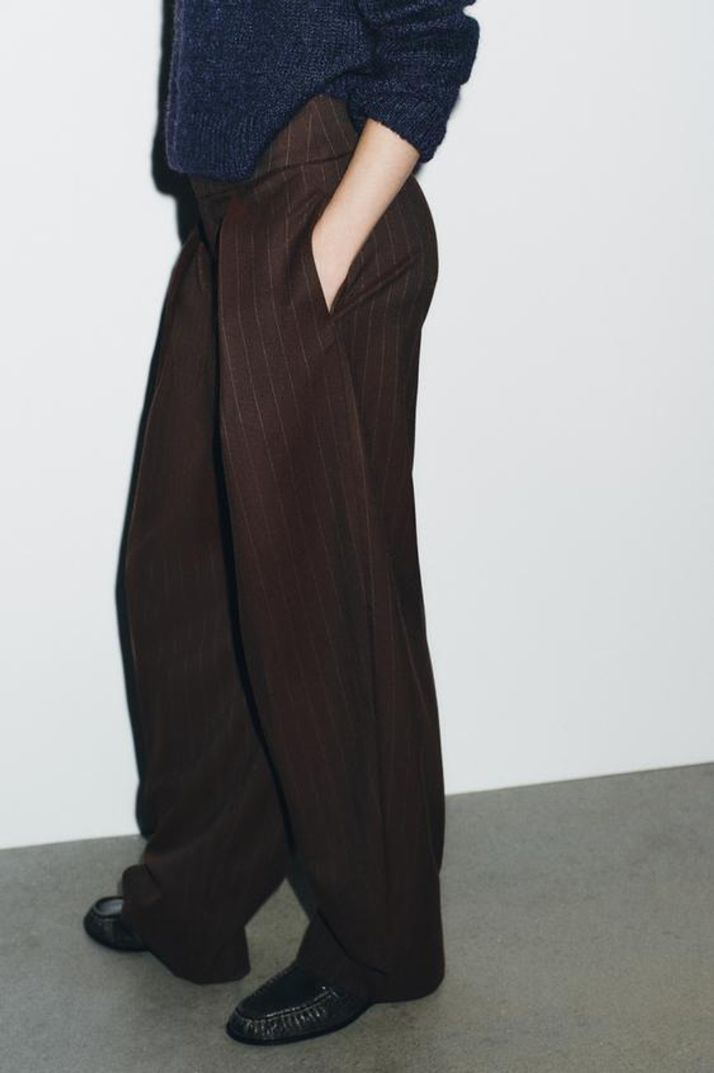 ZARA БРЮКИ BALLOON В ПОЛОСКУ С ЗАЩИПАМИ, КОРИЧНЕВЫЙ/ЭКРЮ