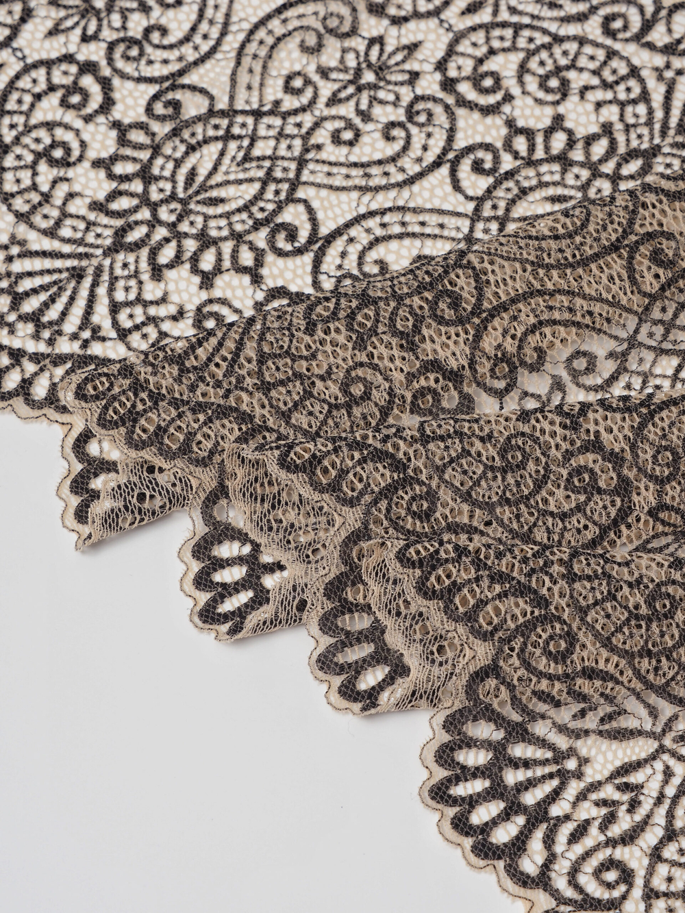 Эластичное кружево бежевое с черным ширина 21 см